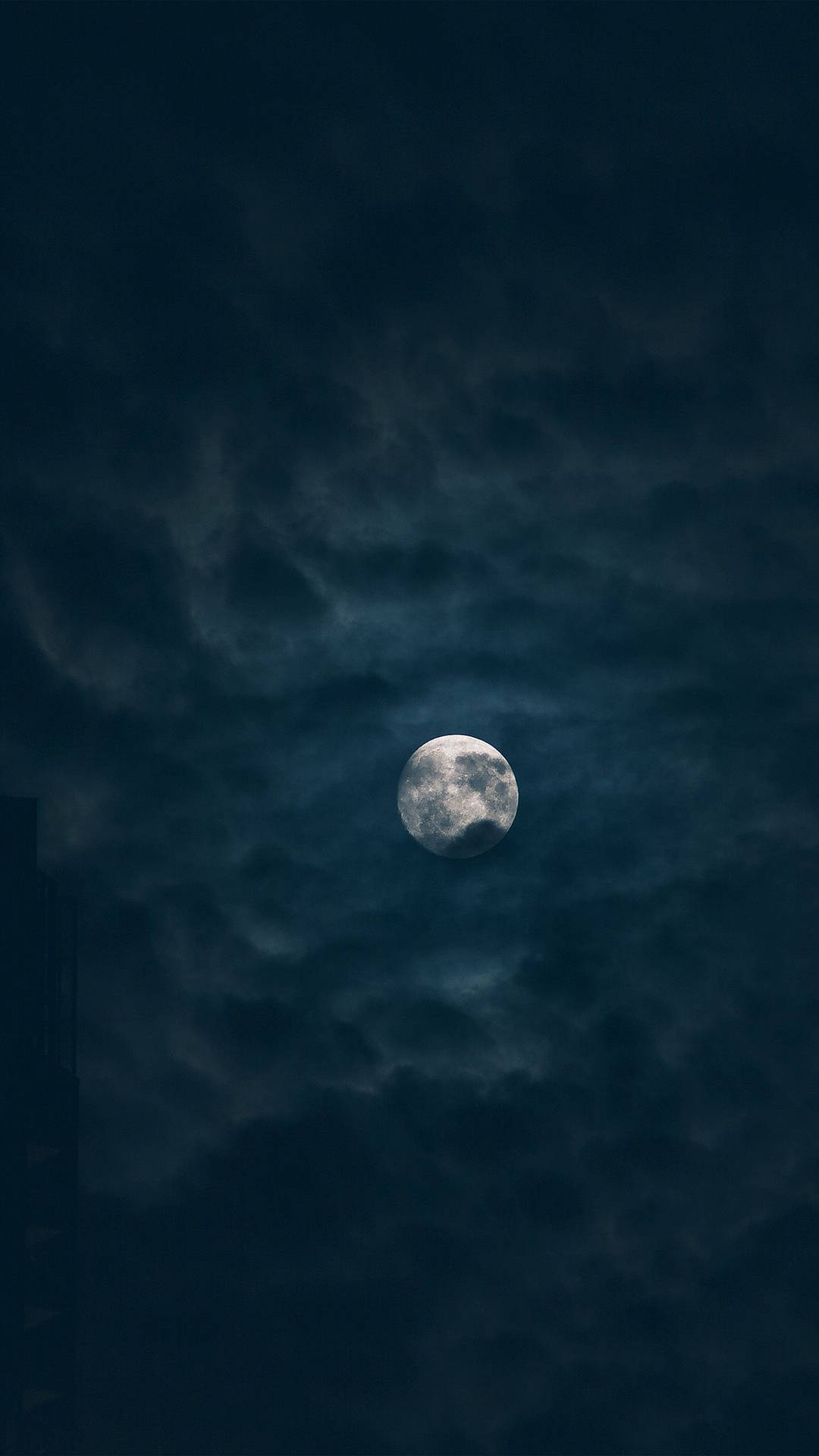 Dark Night Moon Coperto Di Nuvole Sfondo