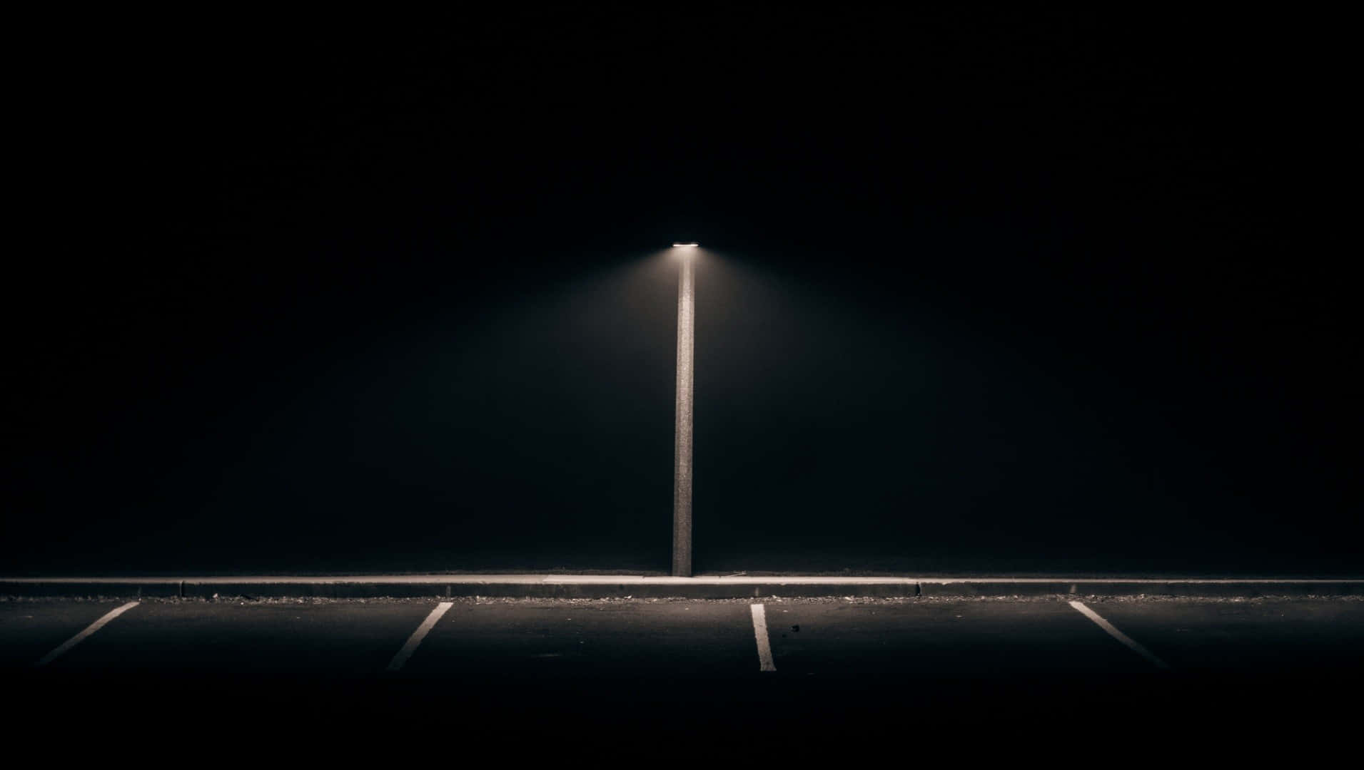 Estacionamientode Calle En La Noche Oscura Fondo de pantalla