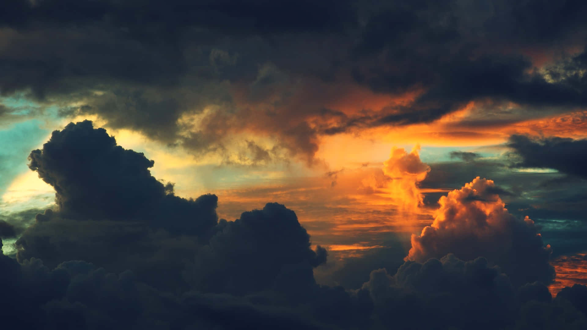 Dunklerorangefarbener Sonnenuntergang Mit Wolken. Wallpaper