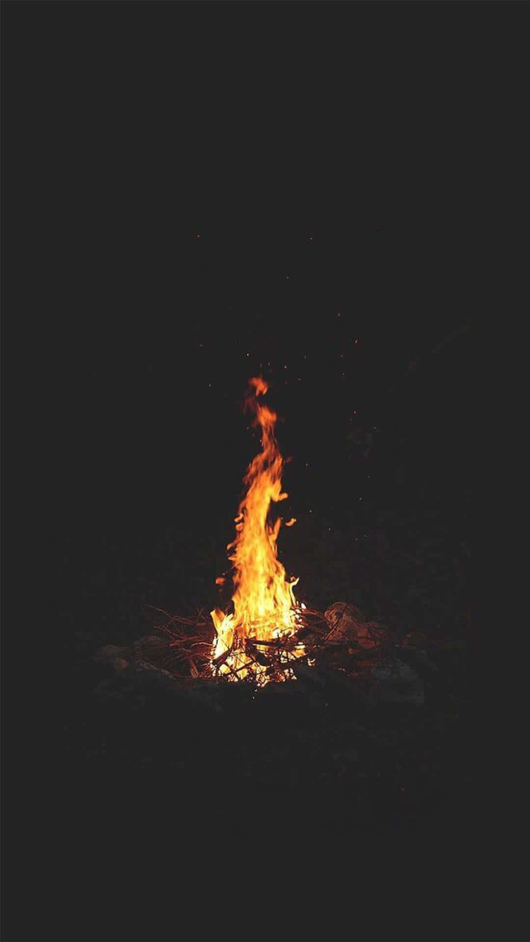 Einlagerfeuer In Der Dunkelheit Mit Einem Feuerkorb