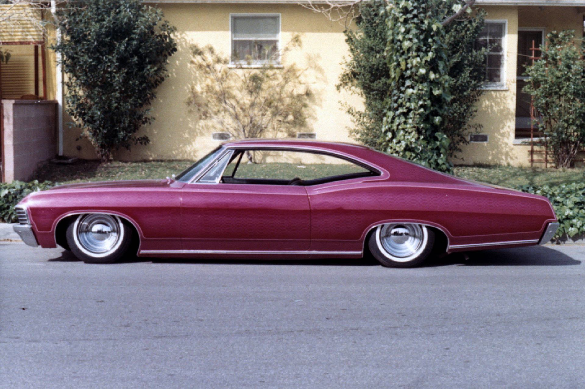 Chevroletimpala 1967 En Rosa Oscuro. Fondo de pantalla
