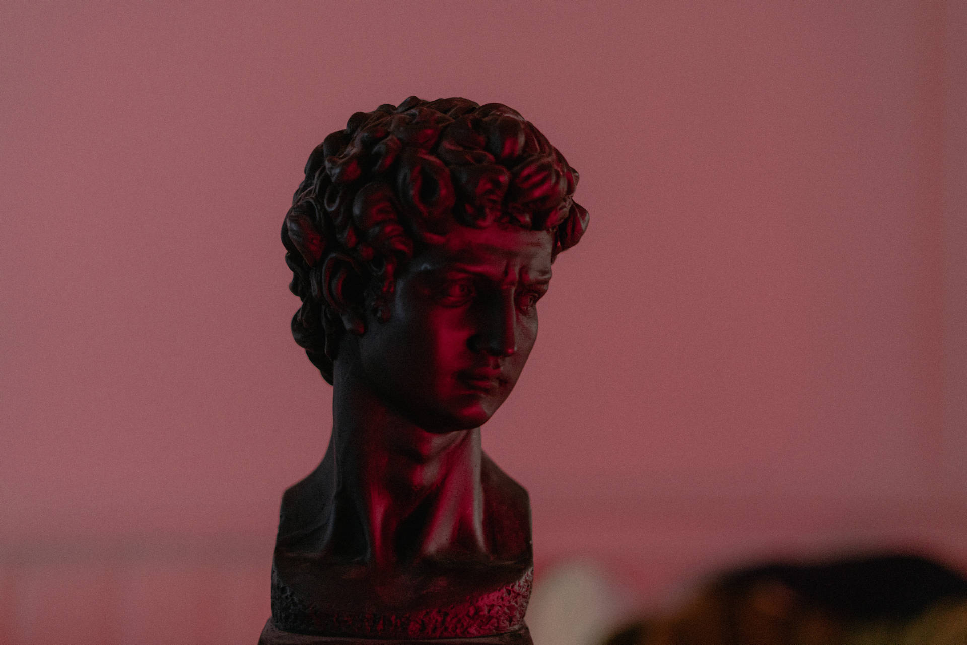 Esculturade David De Color Rosa Oscuro. Fondo de pantalla