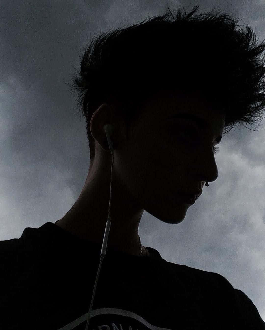 Siluettav Ung Man I Mörk Profilbild