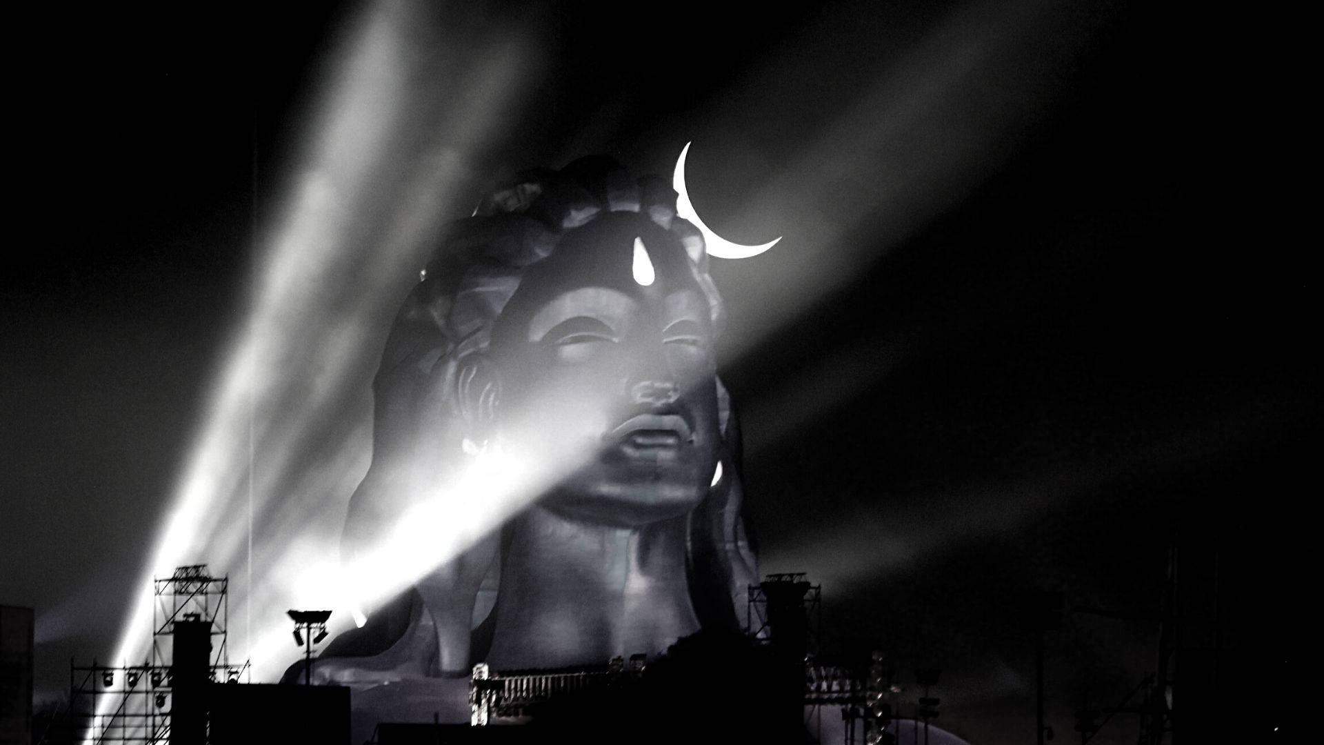Estatuade Cabeza De Shiva Oscuro Con Foco De Luz Fondo de pantalla