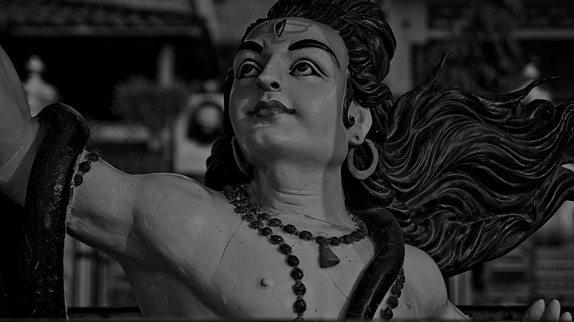 Mørk Shiva menneskeform svømmer i det mellemstille nattehimmel. Wallpaper