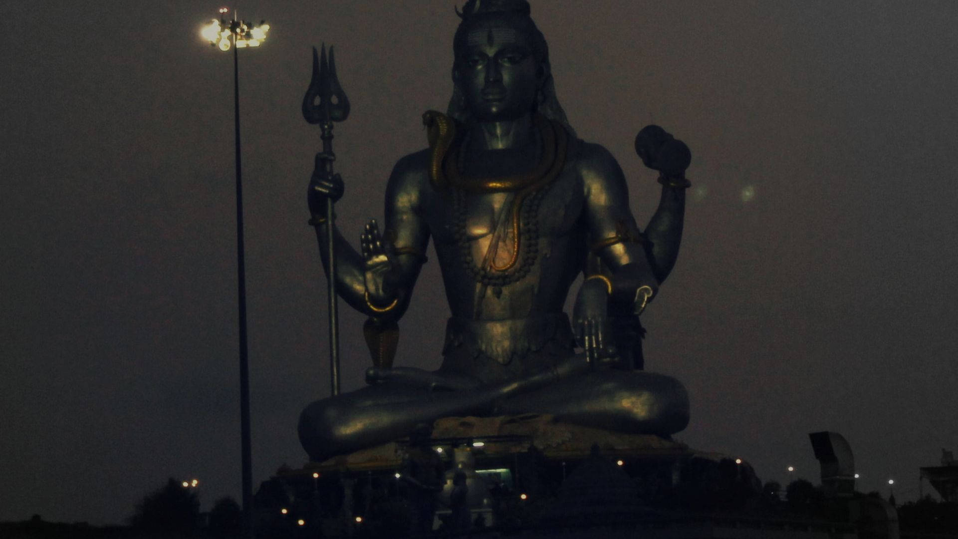 Estatuade Metal Shiva Escura. Papel de Parede