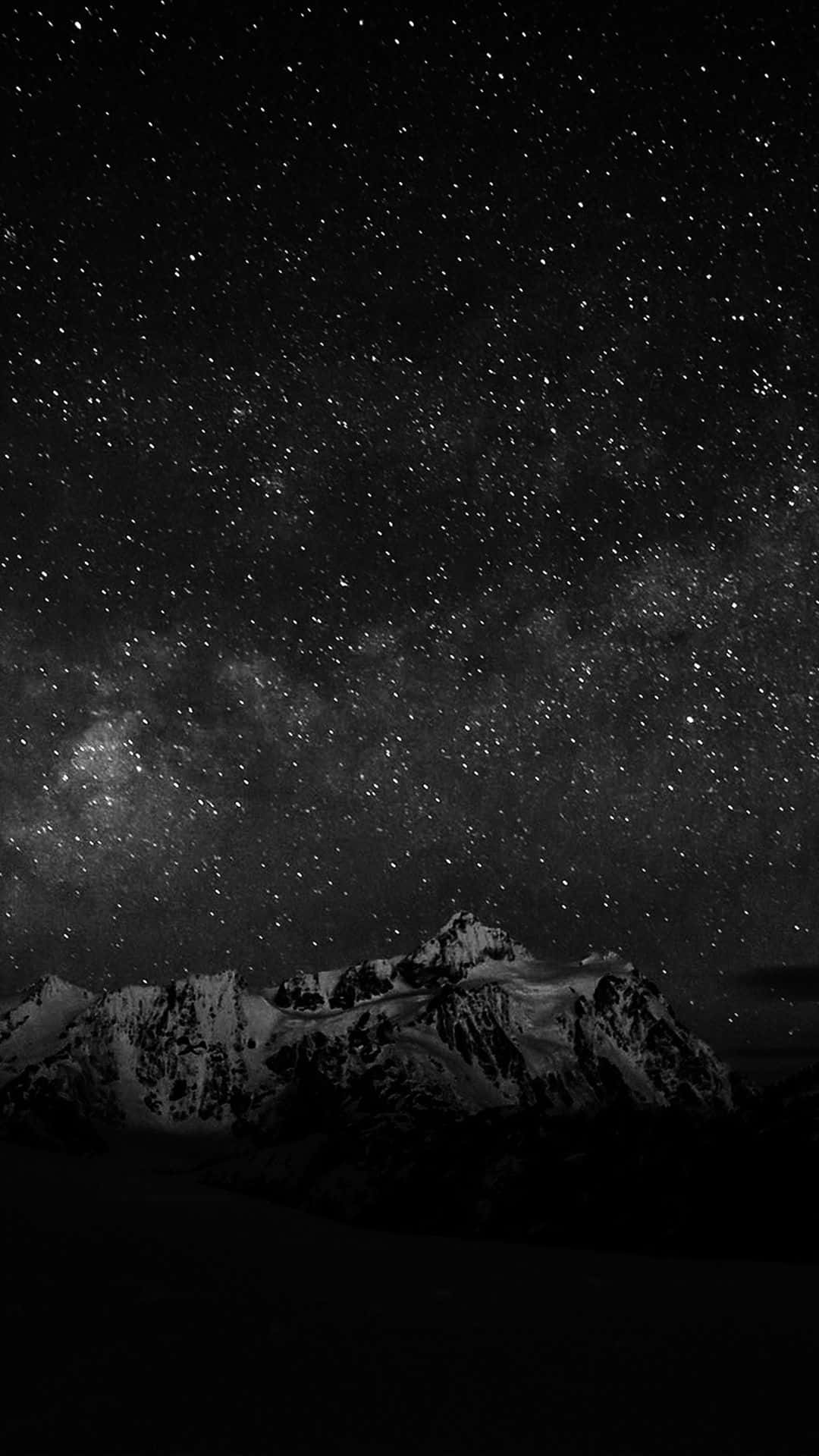 Ensvartvit Bild På Ett Berg Med Stjärnor På Himlen