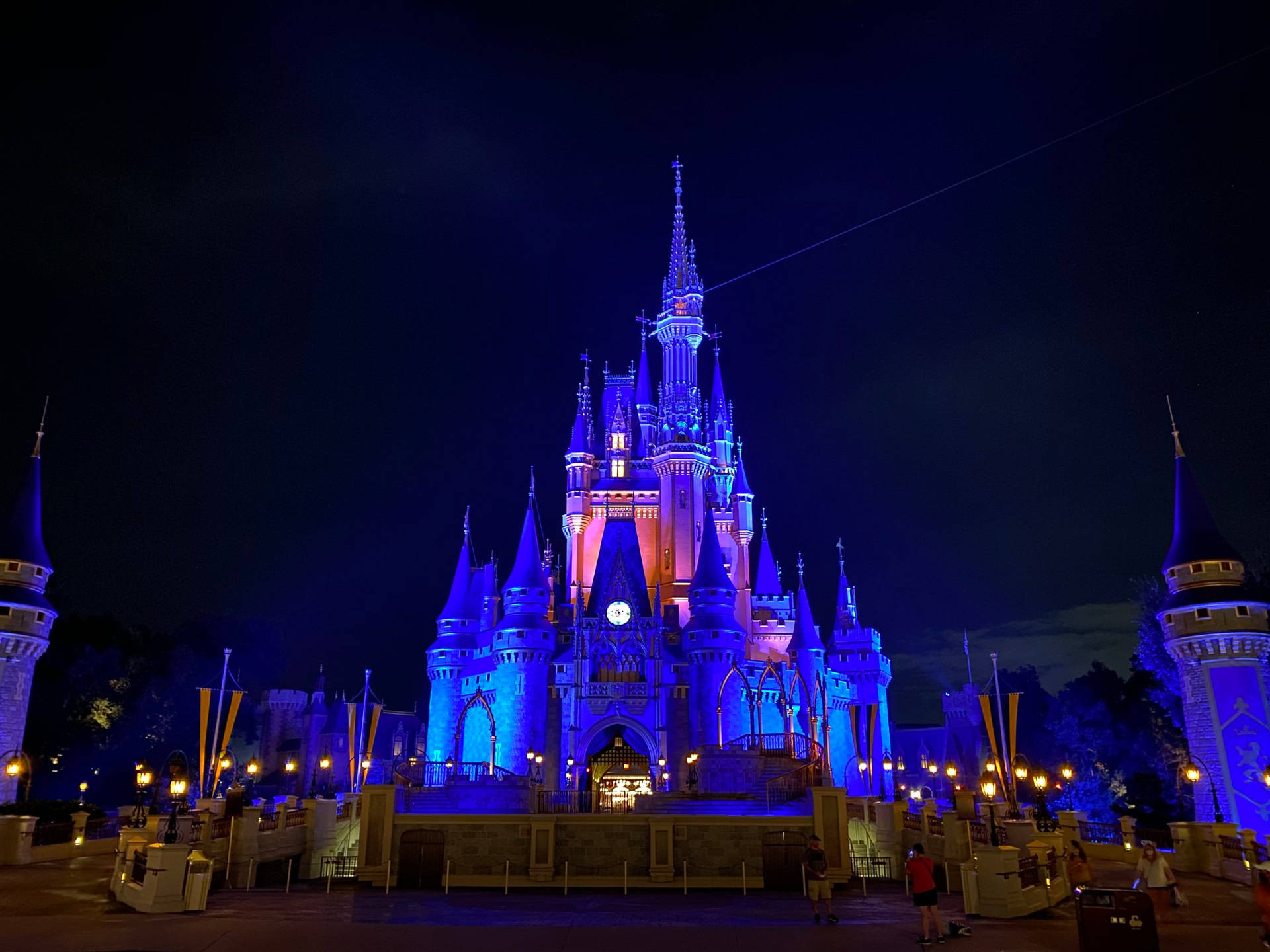 Castillode Disney Bajo El Cielo Oscuro Fondo de pantalla
