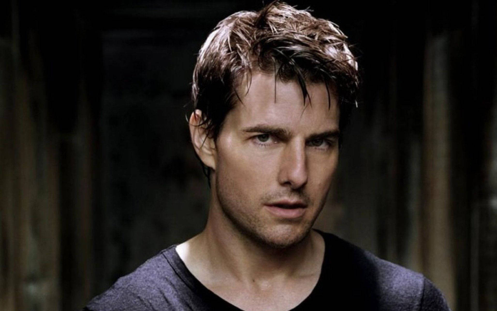 Dark Stare Of Tom Cruise Wallpaper