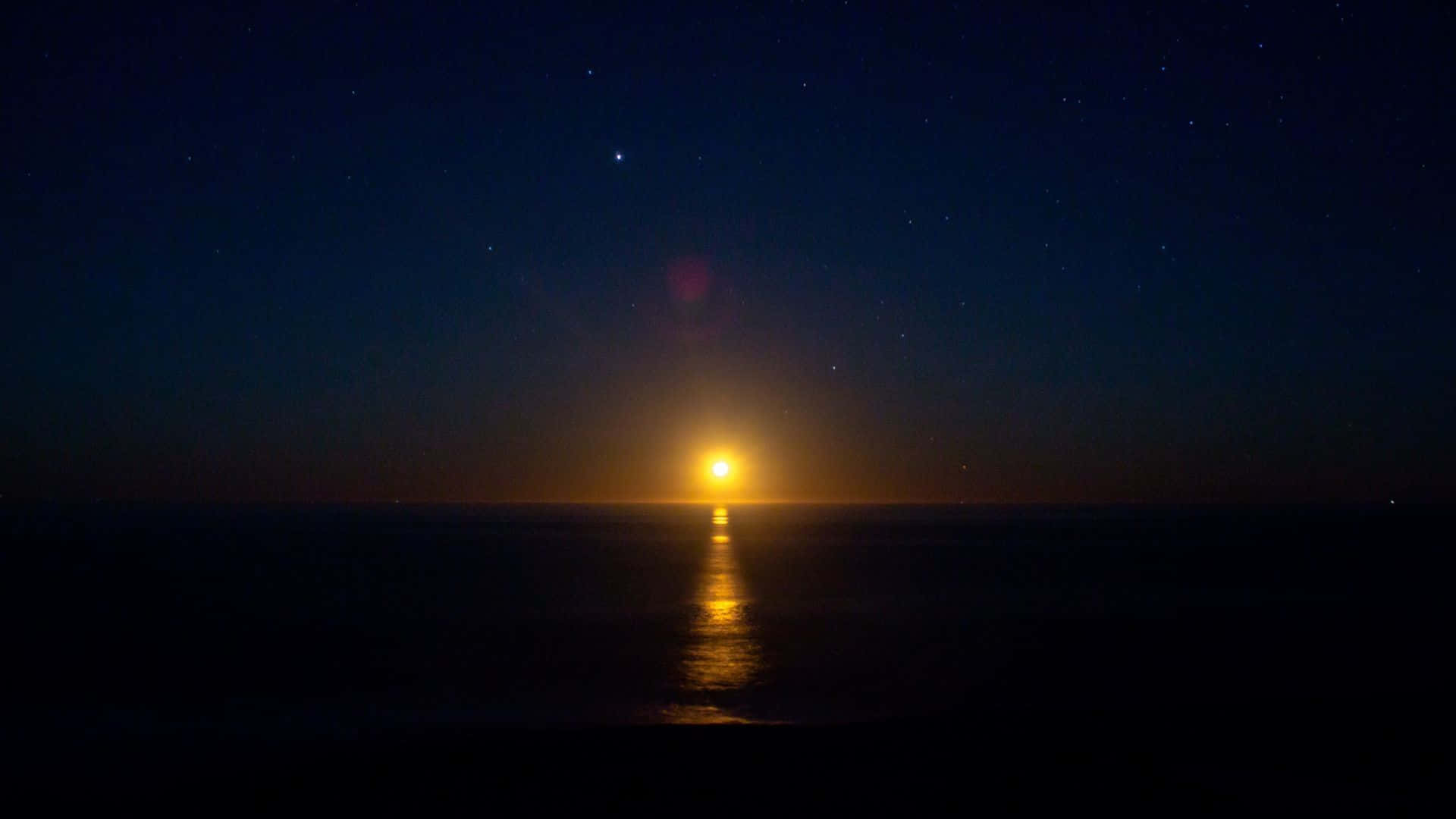Laluna Está Saliendo Sobre El Océano Fondo de pantalla