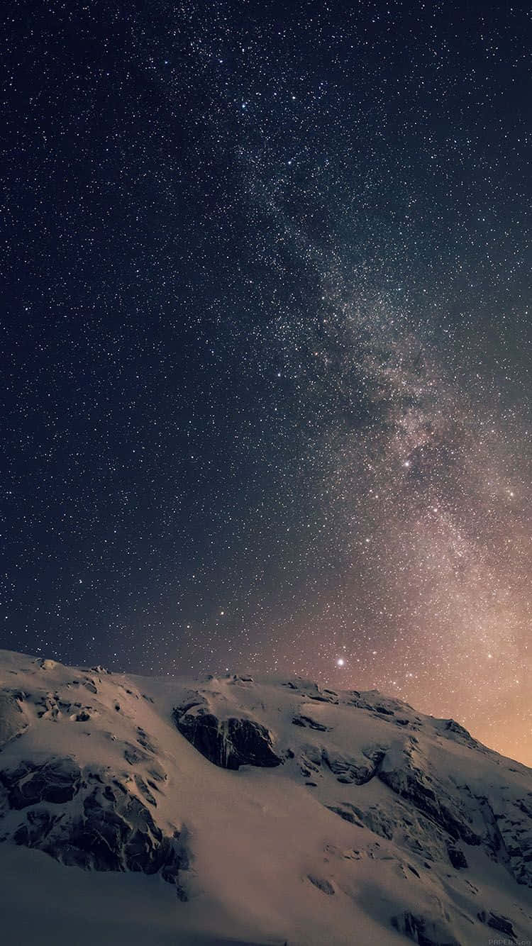 Nocheestrellada Oscura En La Montaña Nevada. Fondo de pantalla