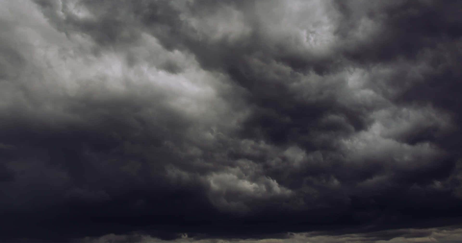 Dark storm clouds rolling in over an intense ocean Wallpaper