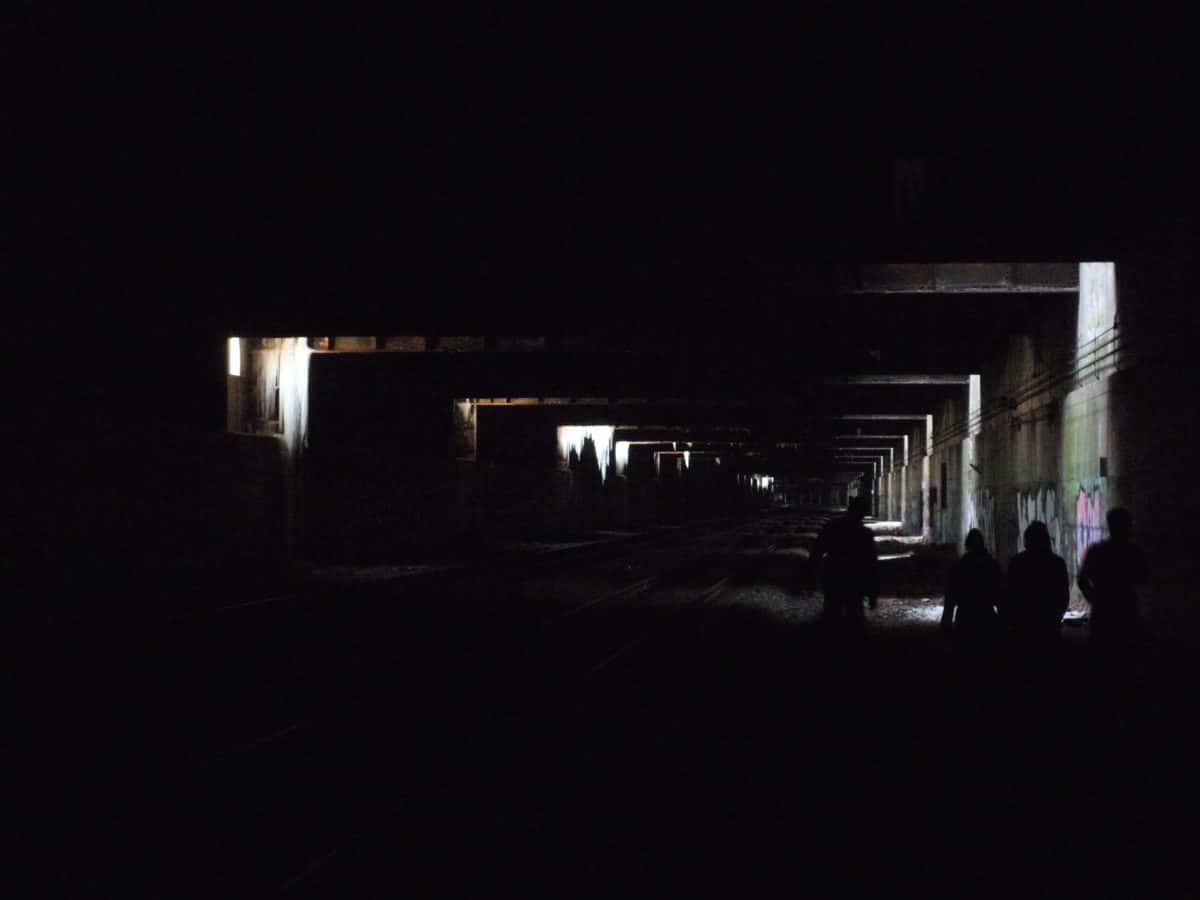 Túnelsubterráneo Misterioso Y Oscuro Fondo de pantalla