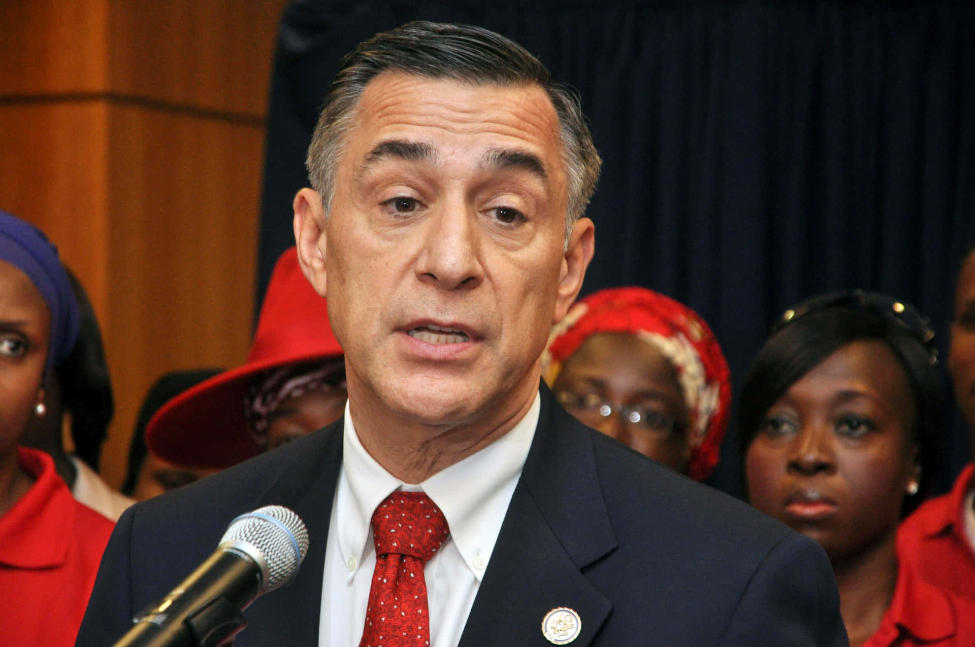 Darrell Issa With Women In Background Wallpaper
