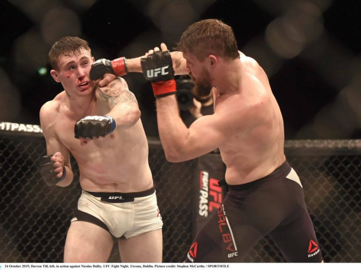 Darrentill Får En Högerkrok (as A Computer Or Mobile Wallpaper, This Could Be An Image Of Darren Till Moments Before Receiving A Right Hook In A Fight, For Example) Wallpaper