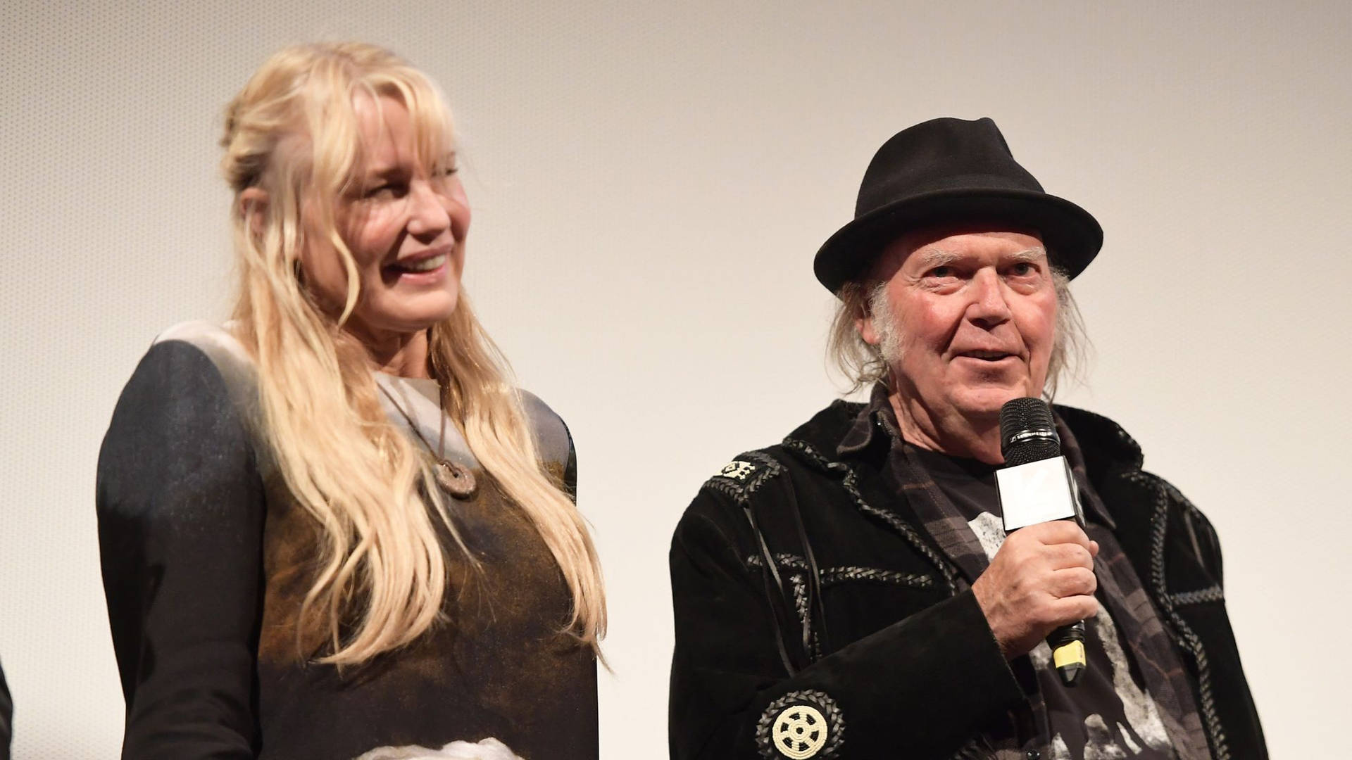 Darylhannah Und Neil Young Wallpaper