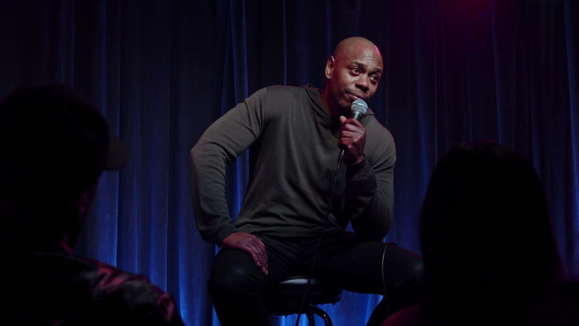 Dave Chappelle På Scenen Som Leverer En Kraftfull Opptreden Bakgrunnsbildet