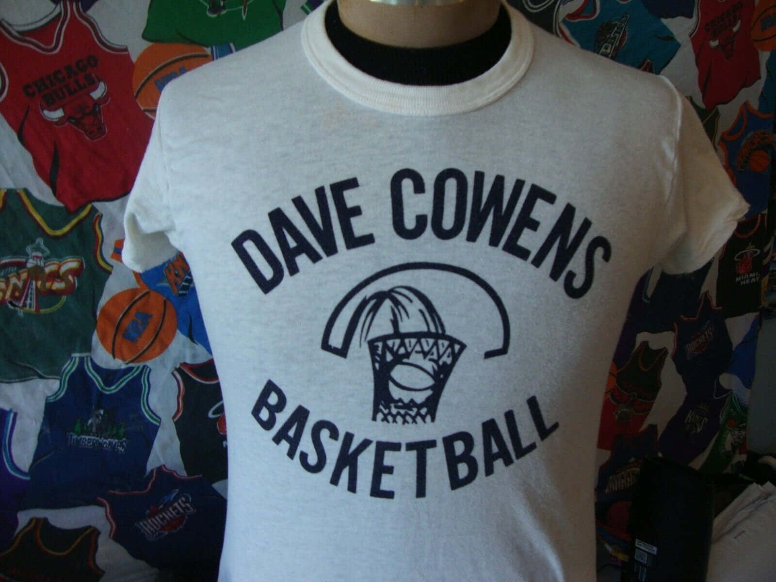 Merchandisedi Dave Cowens. Sfondo