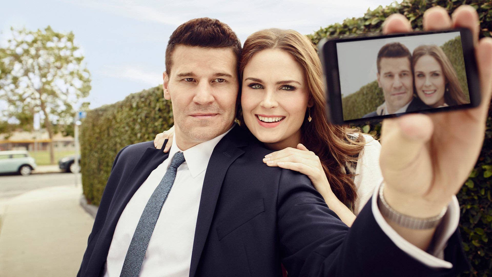 Emily Deschanel and David Boreanaz sharing a selfie moment Wallpaper