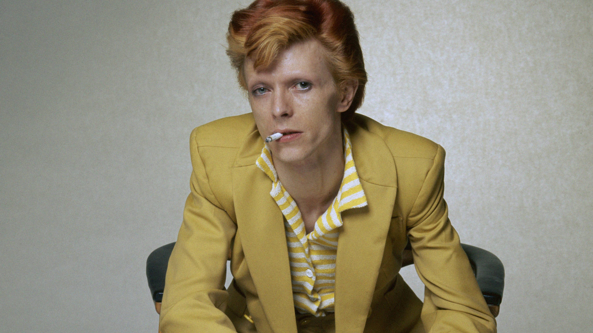 Fundode Tela Do David Bowie Vestindo Terno Amarelo. Papel de Parede