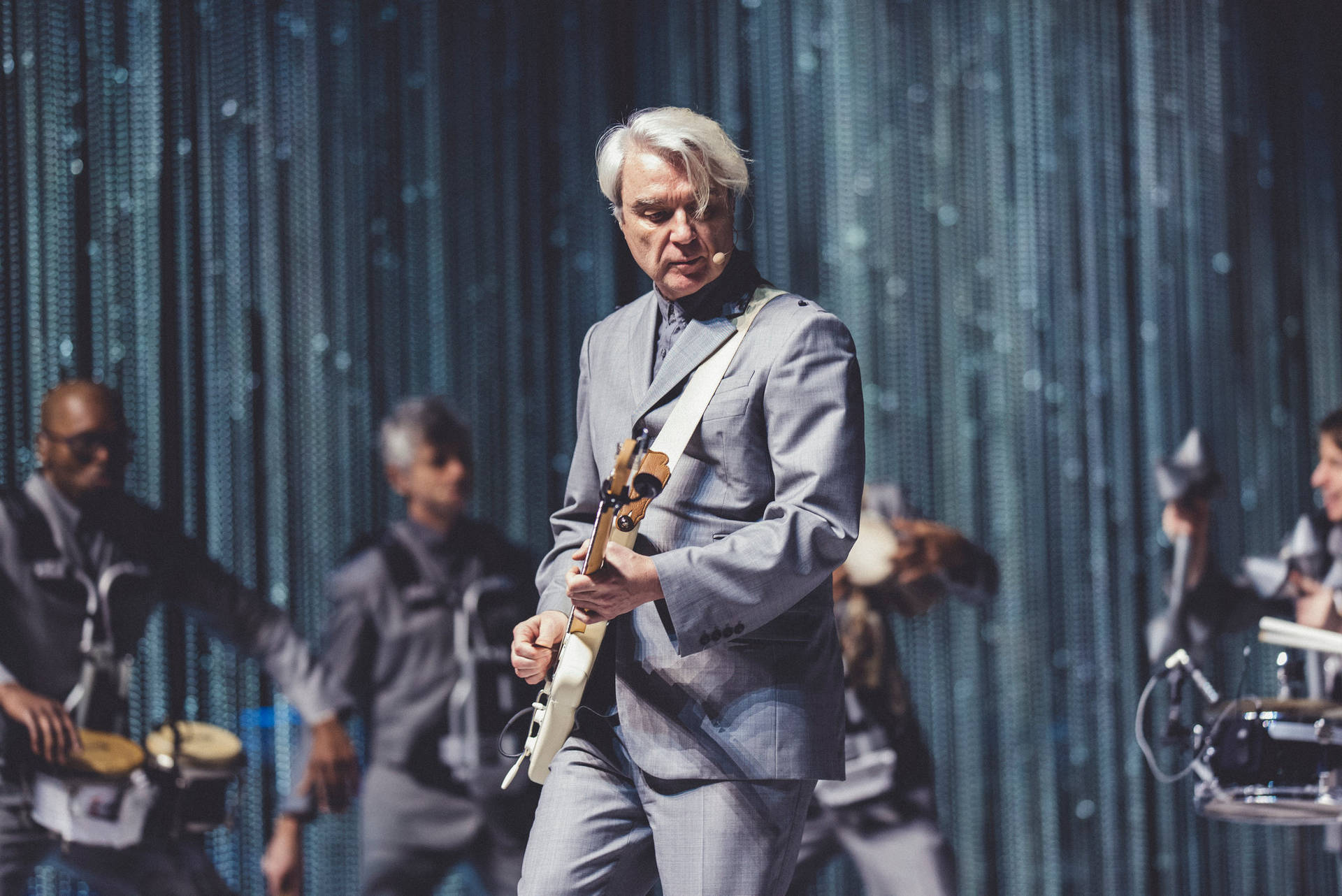 Fotografíasde David Byrne Tocando La Guitarra En El Escenario Fondo de pantalla