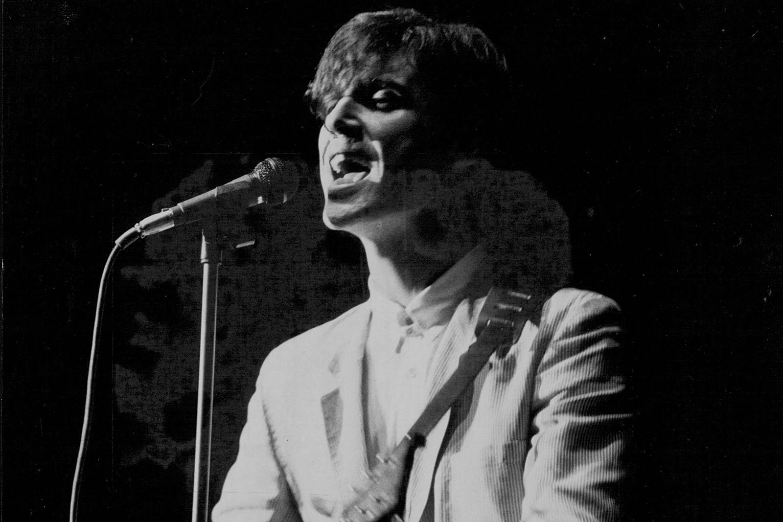 David Byrne Singing Black And White Photography Wallpaper