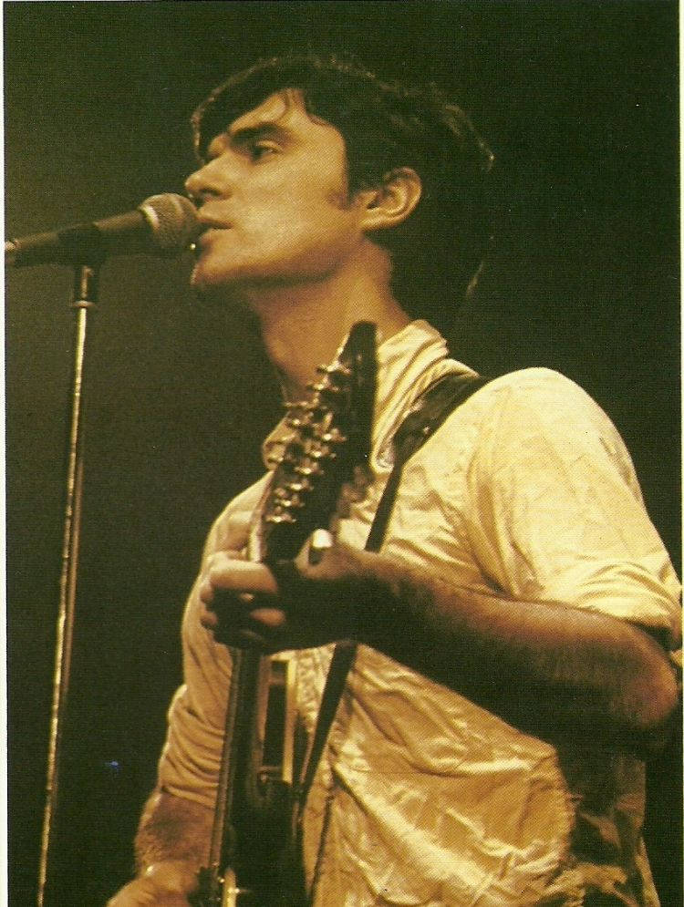 David Byrne Talking Heads 1977 Poster Wallpaper