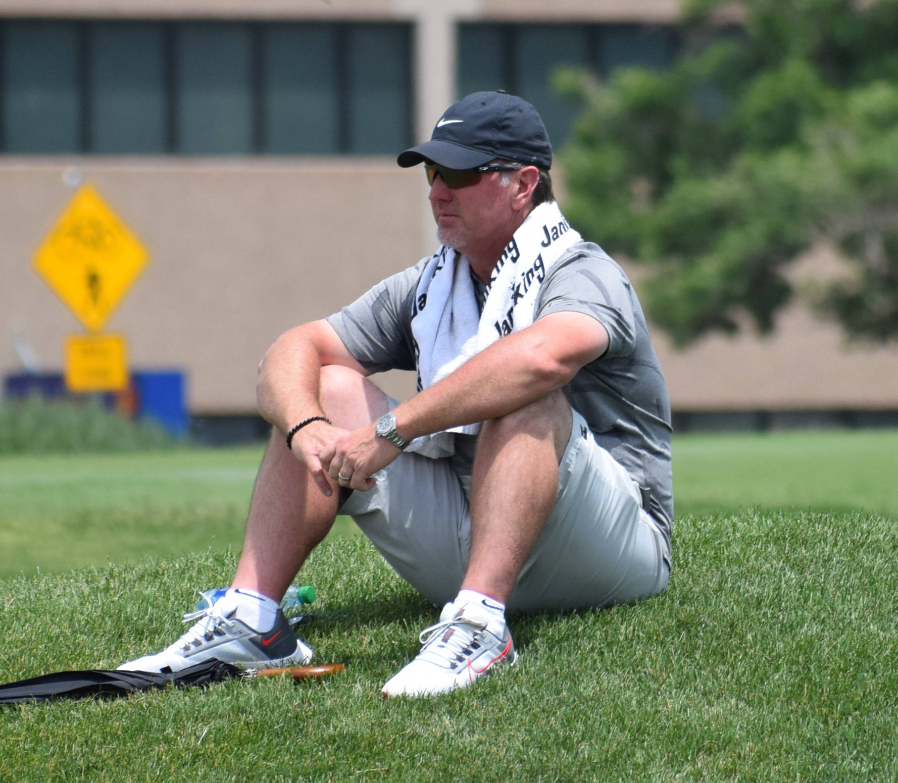 David Duval Resting On Golf Course Wallpaper