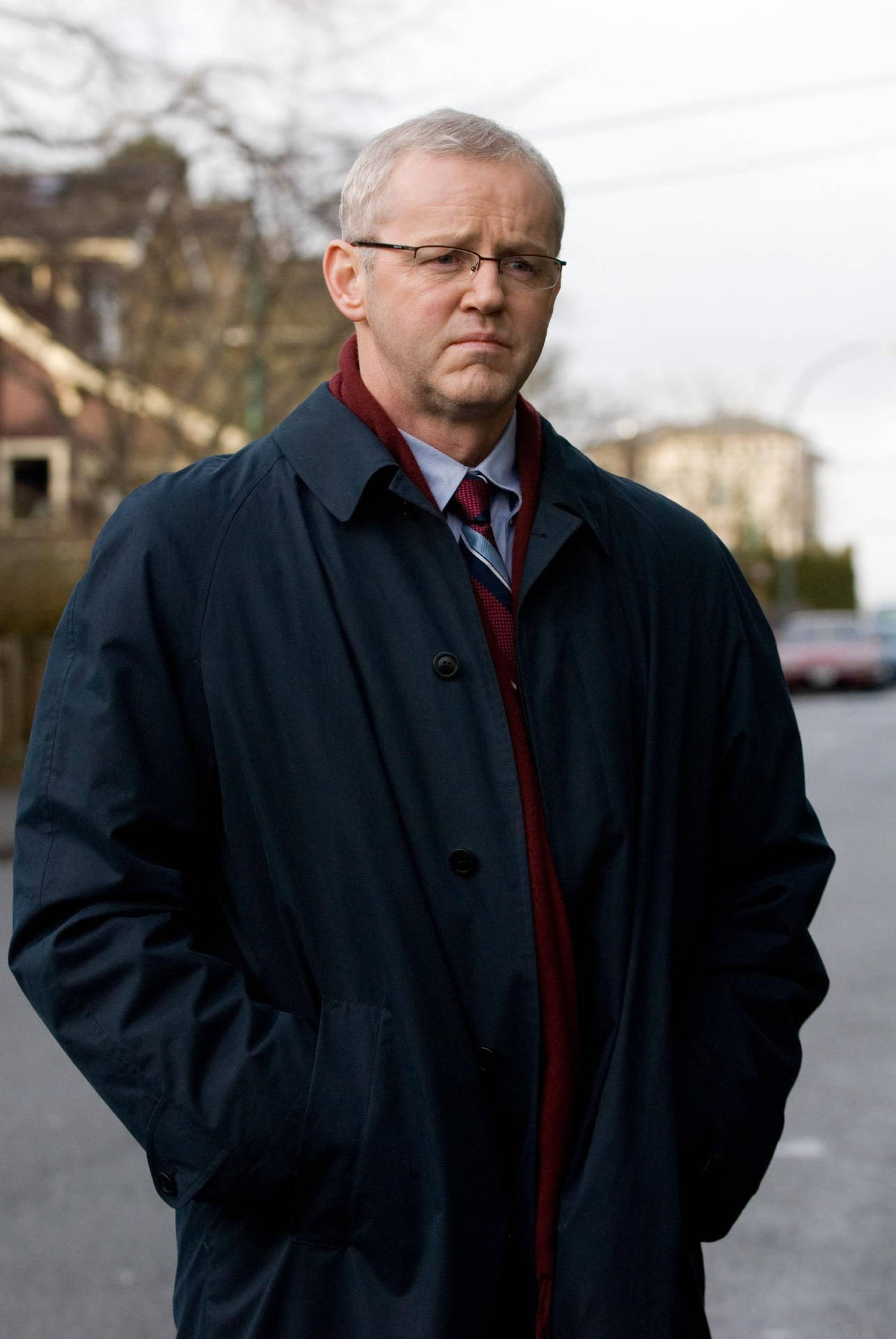 David Morse i stor sort frakke og briller Wallpaper