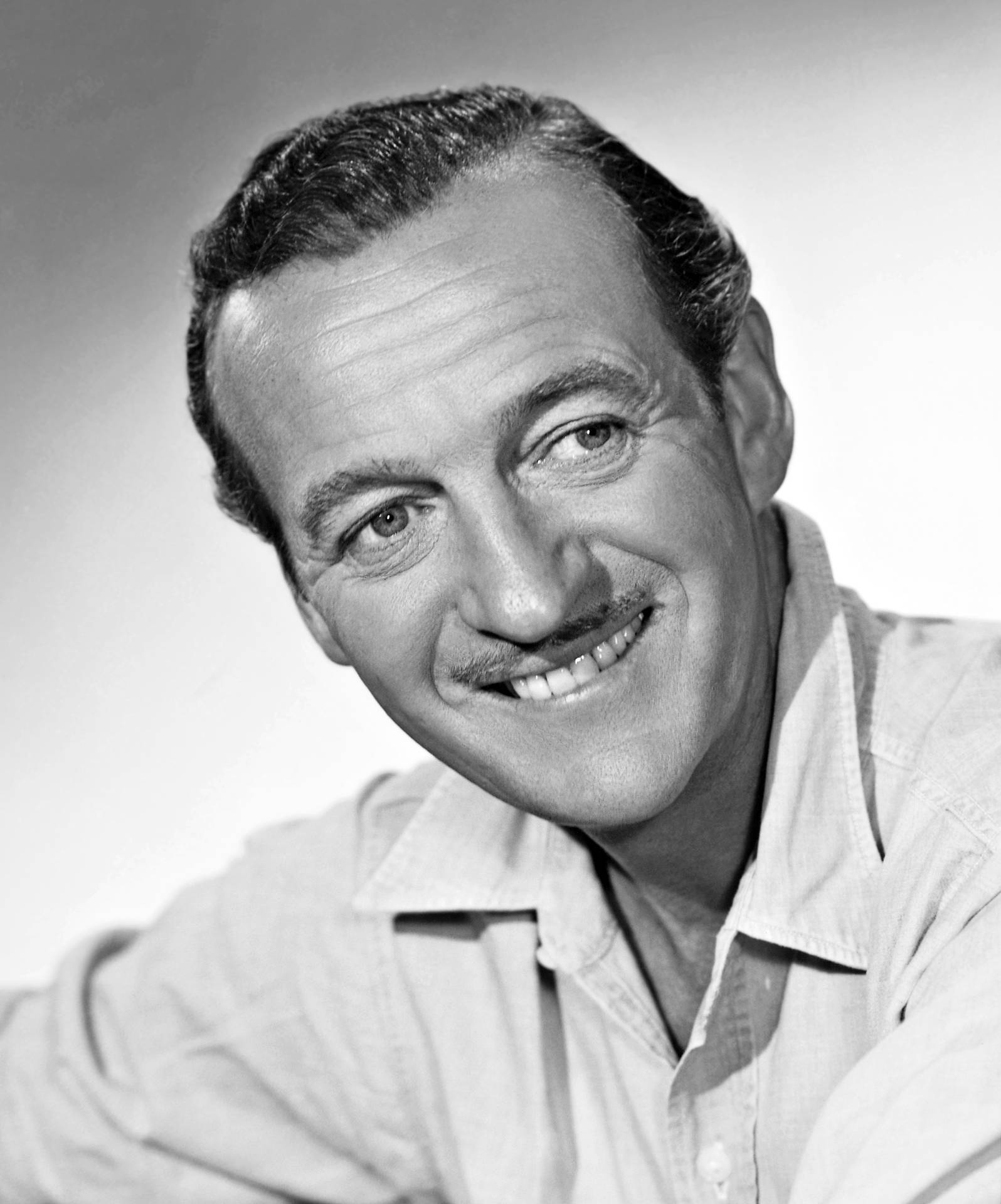 Davidniven – Leende Brittisk Skådespelare. (this Can Be Used As A Title For A Wallpaper Featuring David Niven's Smiling Photo) Wallpaper