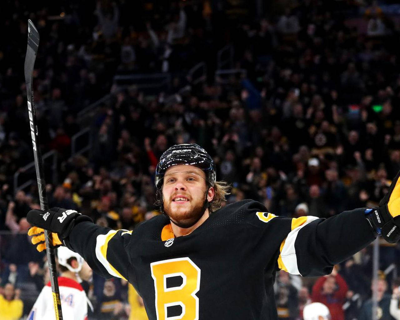 Davidpastrnak Från Boston Bruins Firar Ett Mål. Wallpaper