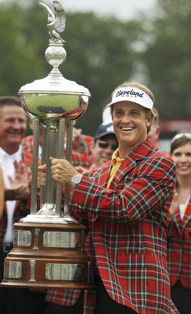 David Toms Carrying Giant Trophy Wallpaper