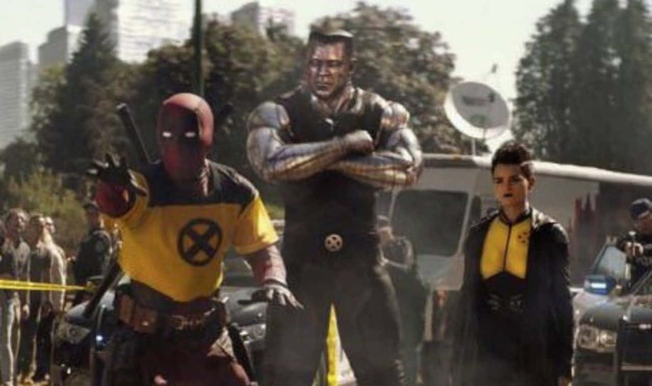 Deadpooly Coloso Se Unen En Acción Fondo de pantalla