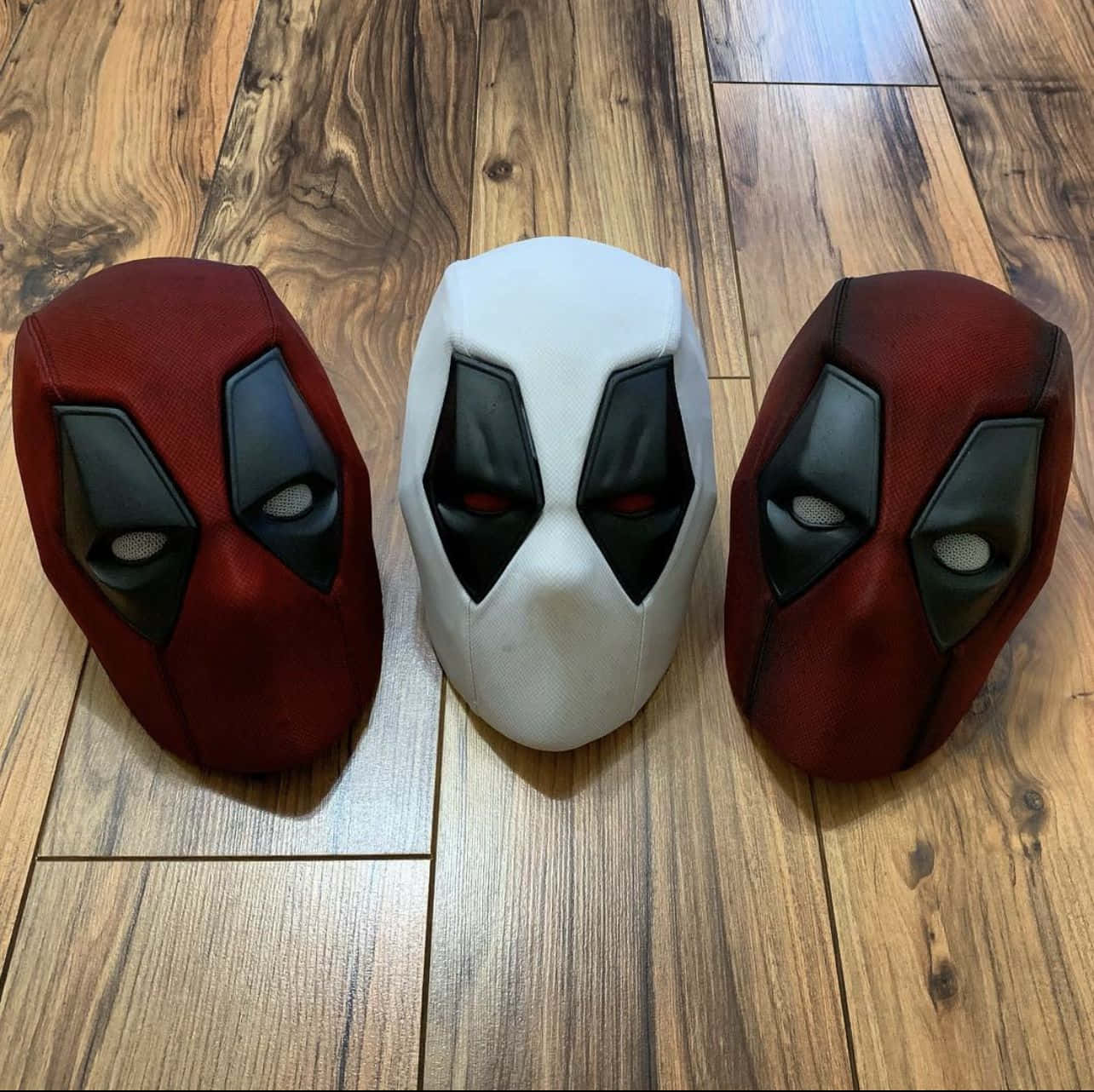 Gros Plan Accrocheur Du Masque Emblématique De Deadpool Fond d'écran