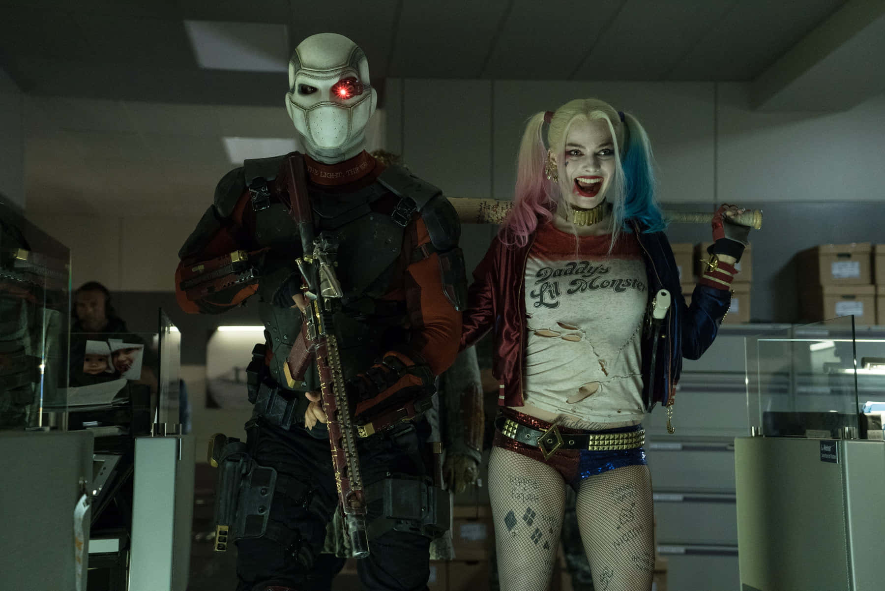 Deadshoty Harley Quinn En Una Épica Escena De Acción. Fondo de pantalla