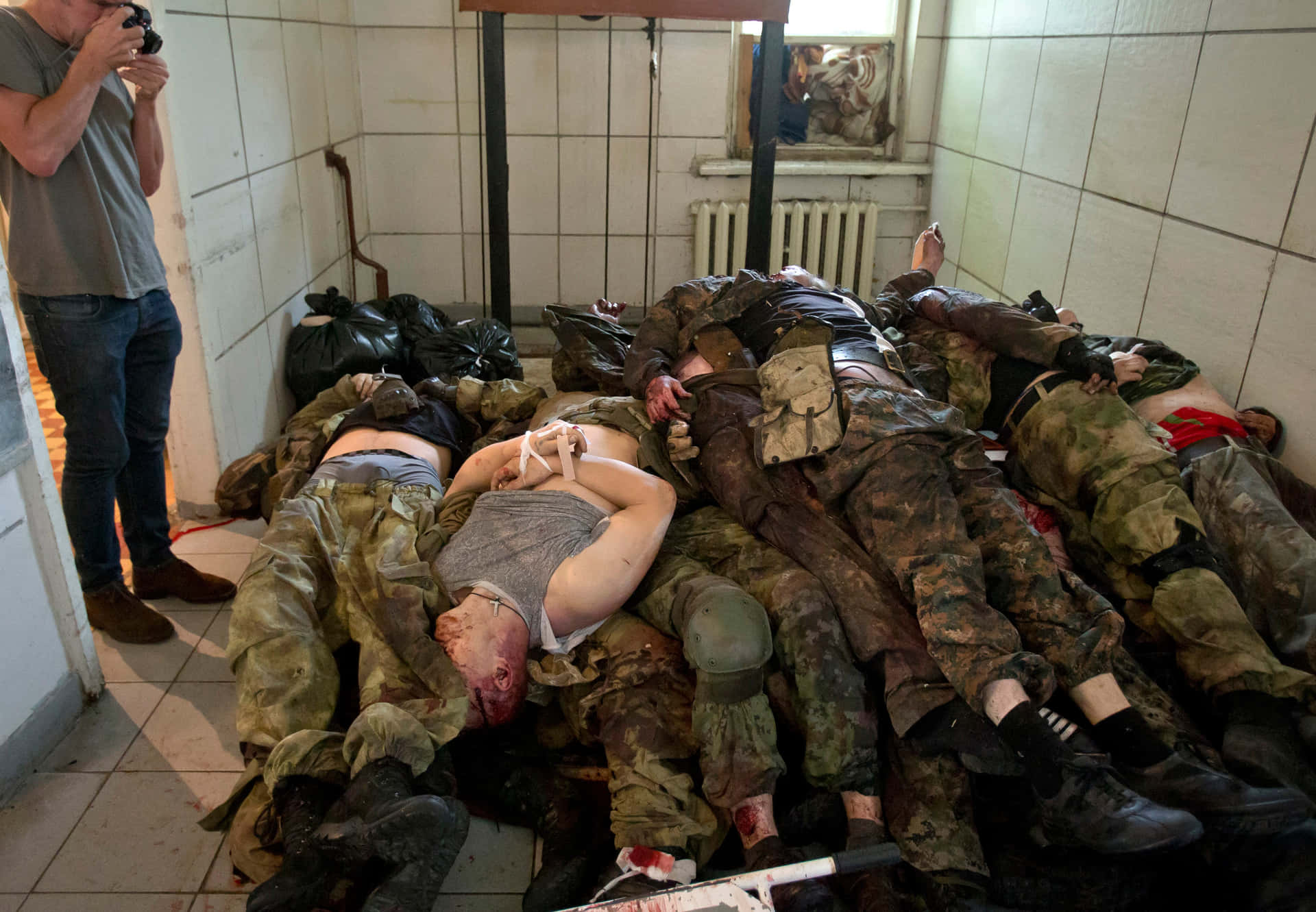 Einegruppe Soldaten Liegt Am Boden.