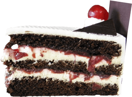 Ein Stück Schokoladenkuchen mit weißem Zuckerguss, roter Beerenfüllung, garniert mit einer Kirsche und einem Schokoladenstück.