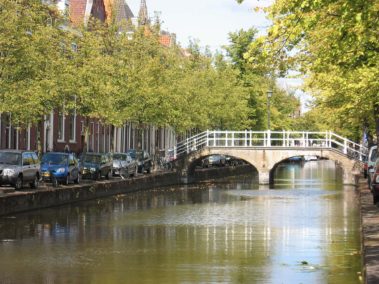 Delft Kanaal Uitzicht Met Brug Achtergrond