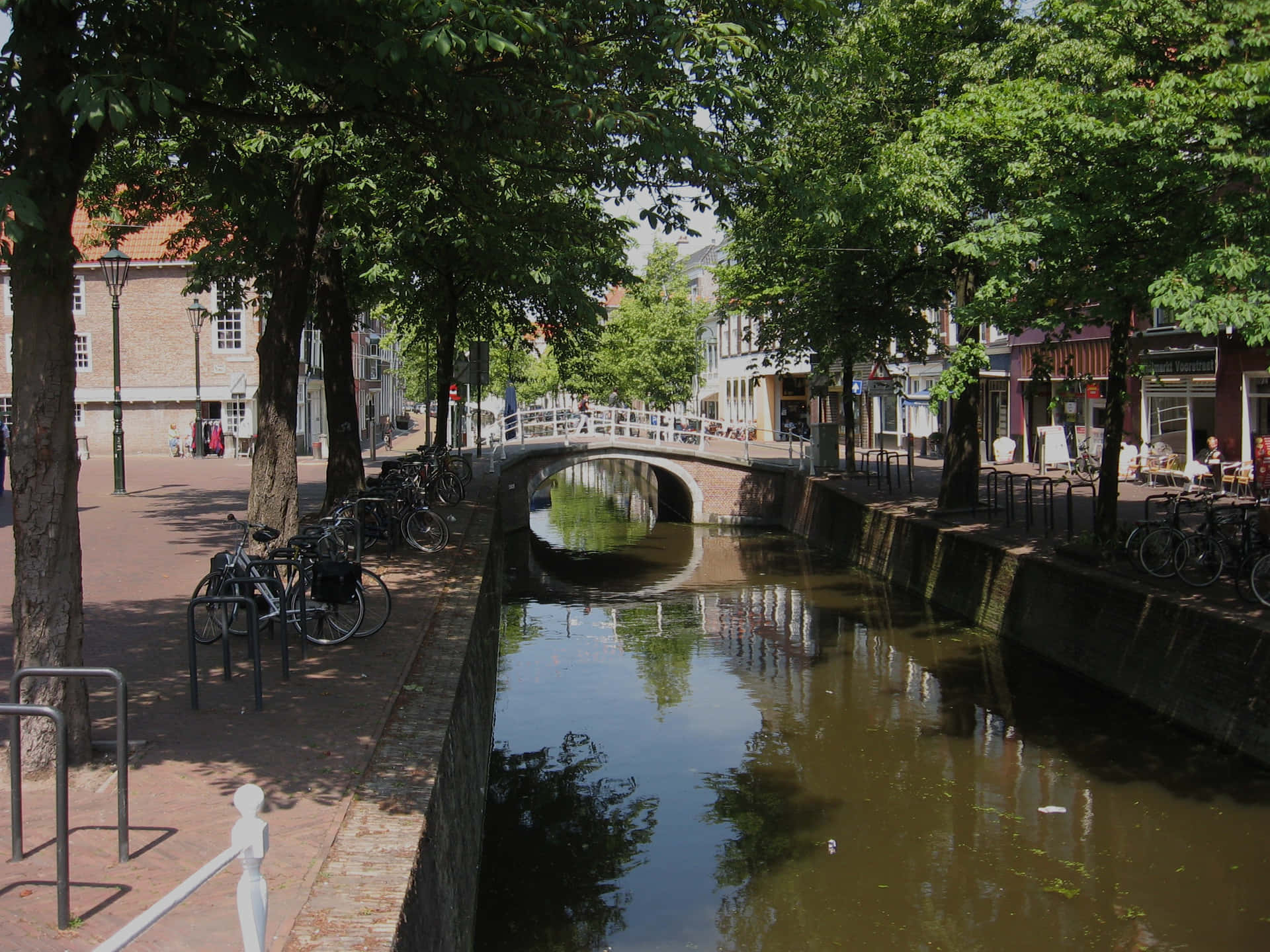 Delft Kanaal Uitzicht Met Brug Achtergrond