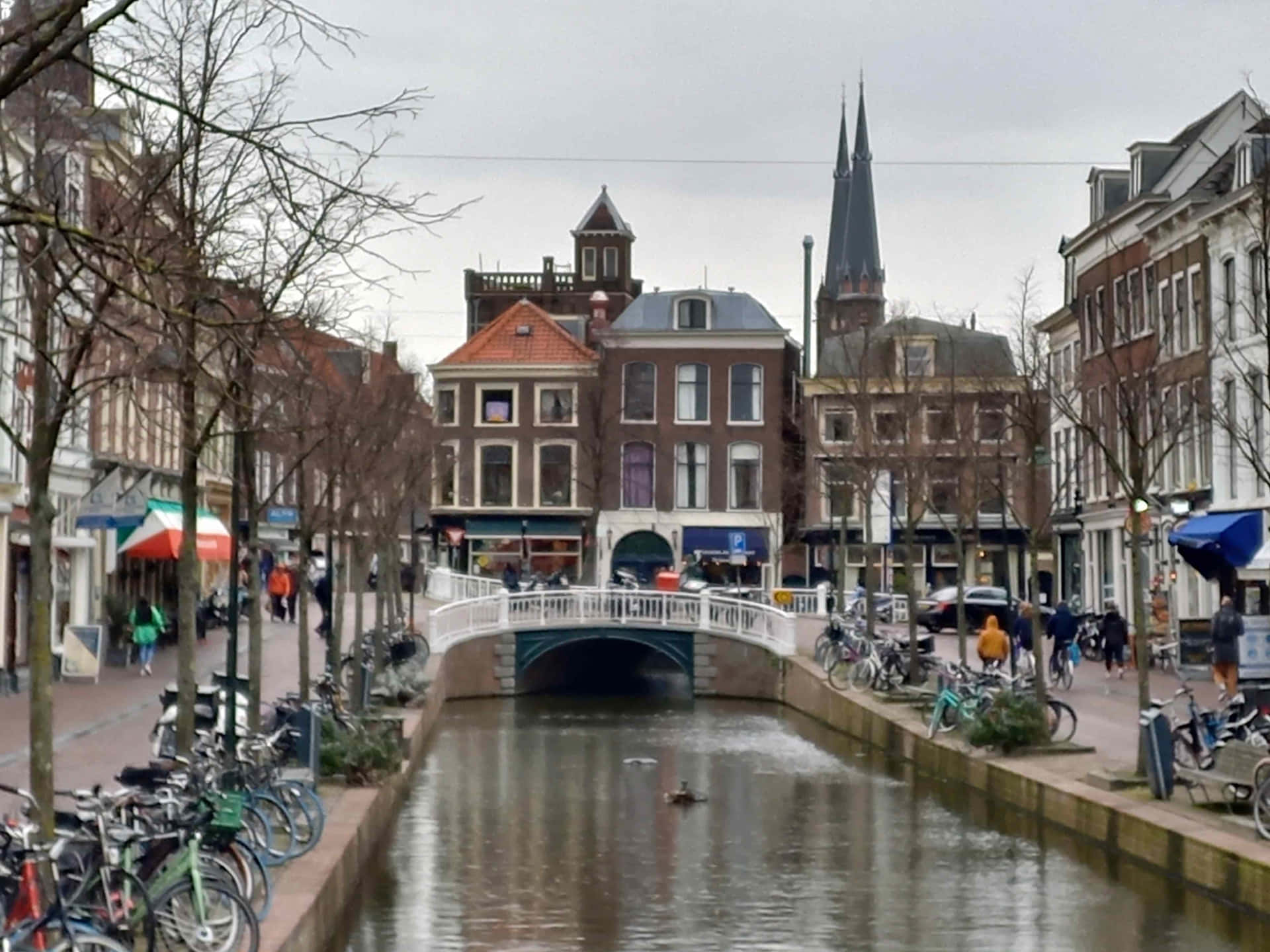 Pemandangan Kanal Delft Dengan Jembatan Dan Arsitektur Wallpaper