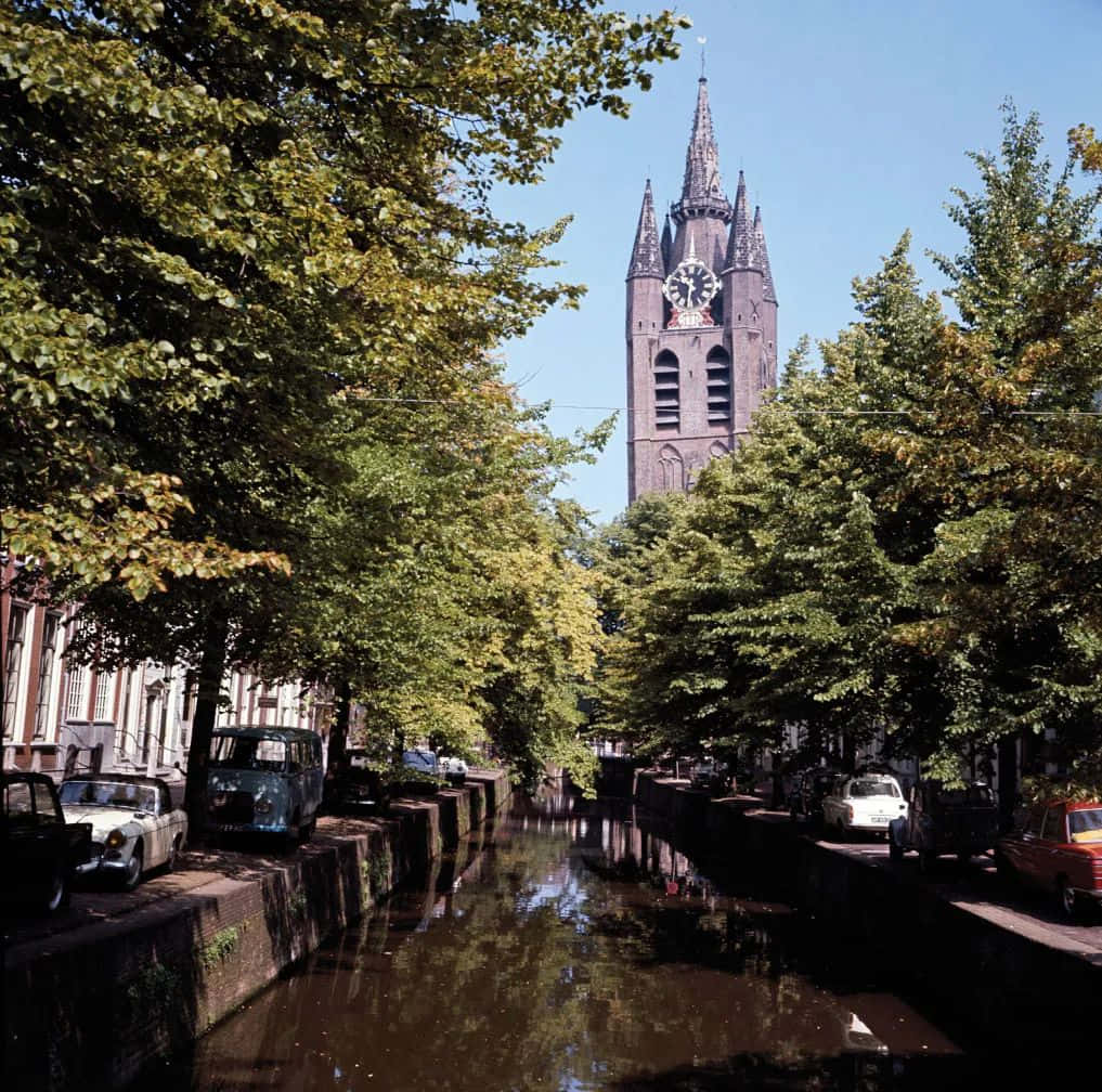 Delft Kanaalzicht Met Kerktoren Achtergrond