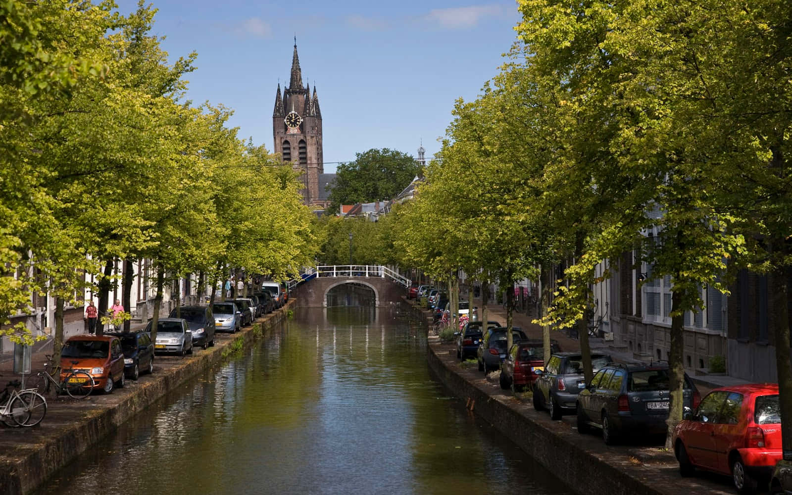 Pemandangan Kanal Delft Dengan Menara Gereja Wallpaper