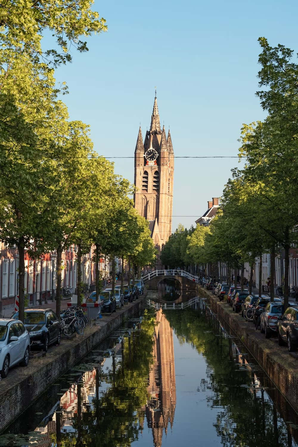 Pemandangan Kanal Delft Dengan Menara Gereja Wallpaper