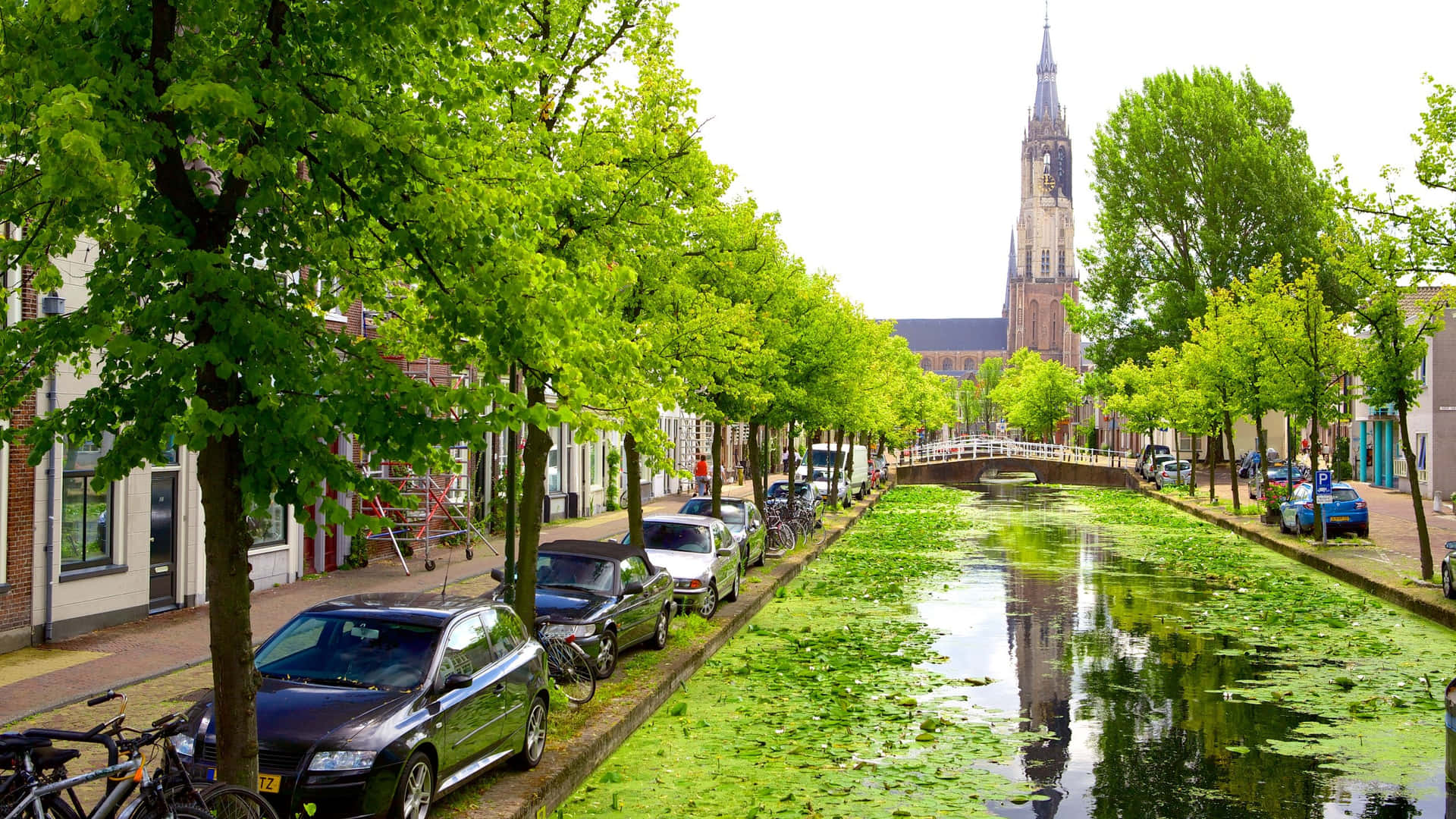 Delft Kanaalzicht Met Nieuwe Kerk Toren Achtergrond