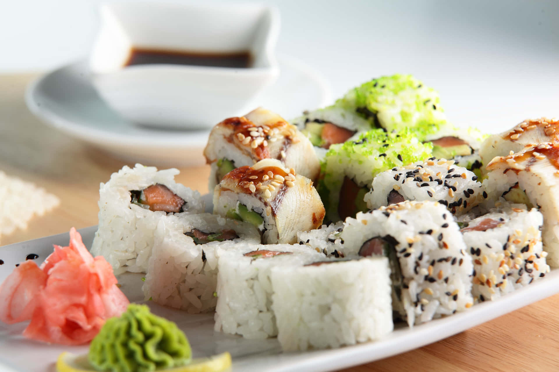 Deliciososurtido De Sushi En Un Platillo Sobre Una Mesa De Madera