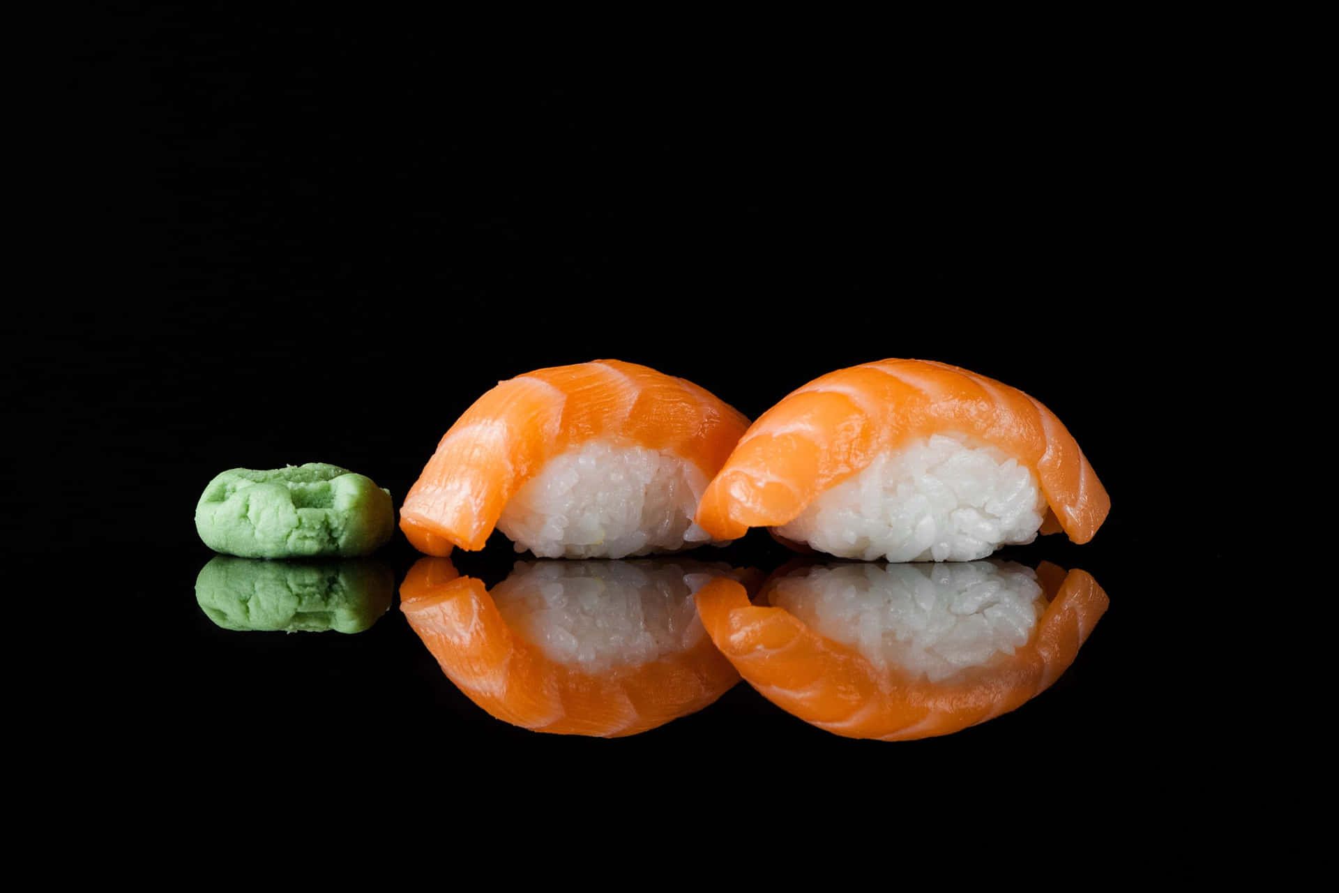 Deliciososurtido De Sushi En Un Plato.