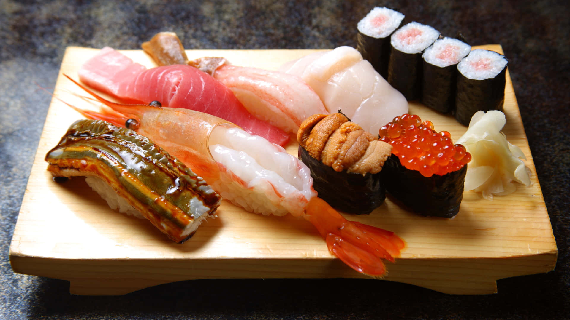 Deliciososurtido De Sushi En Un Plato De Madera