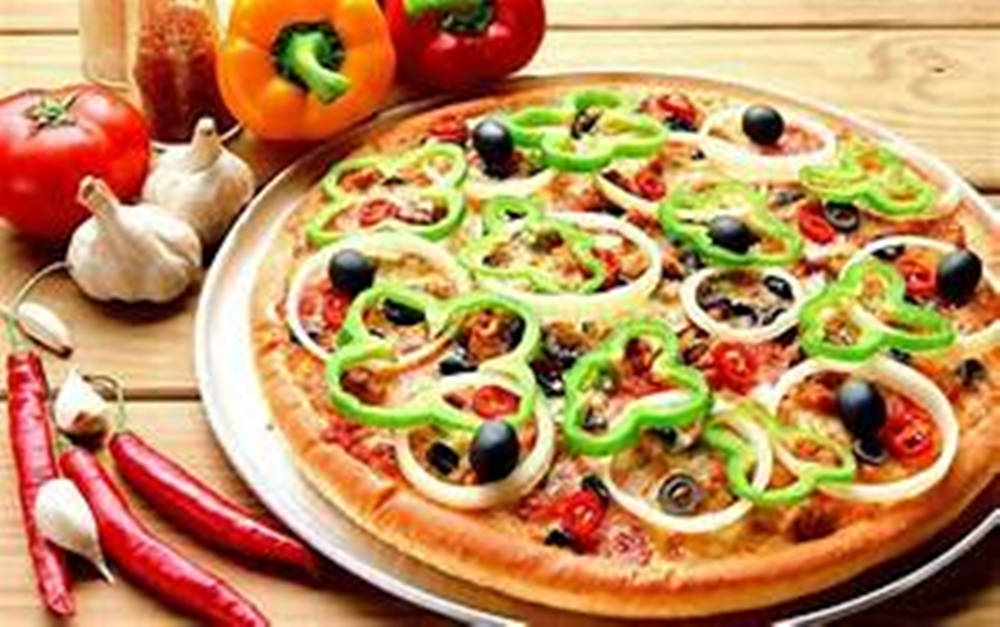 Lækker pizza toppet med tynde grønne peberskiver Wallpaper