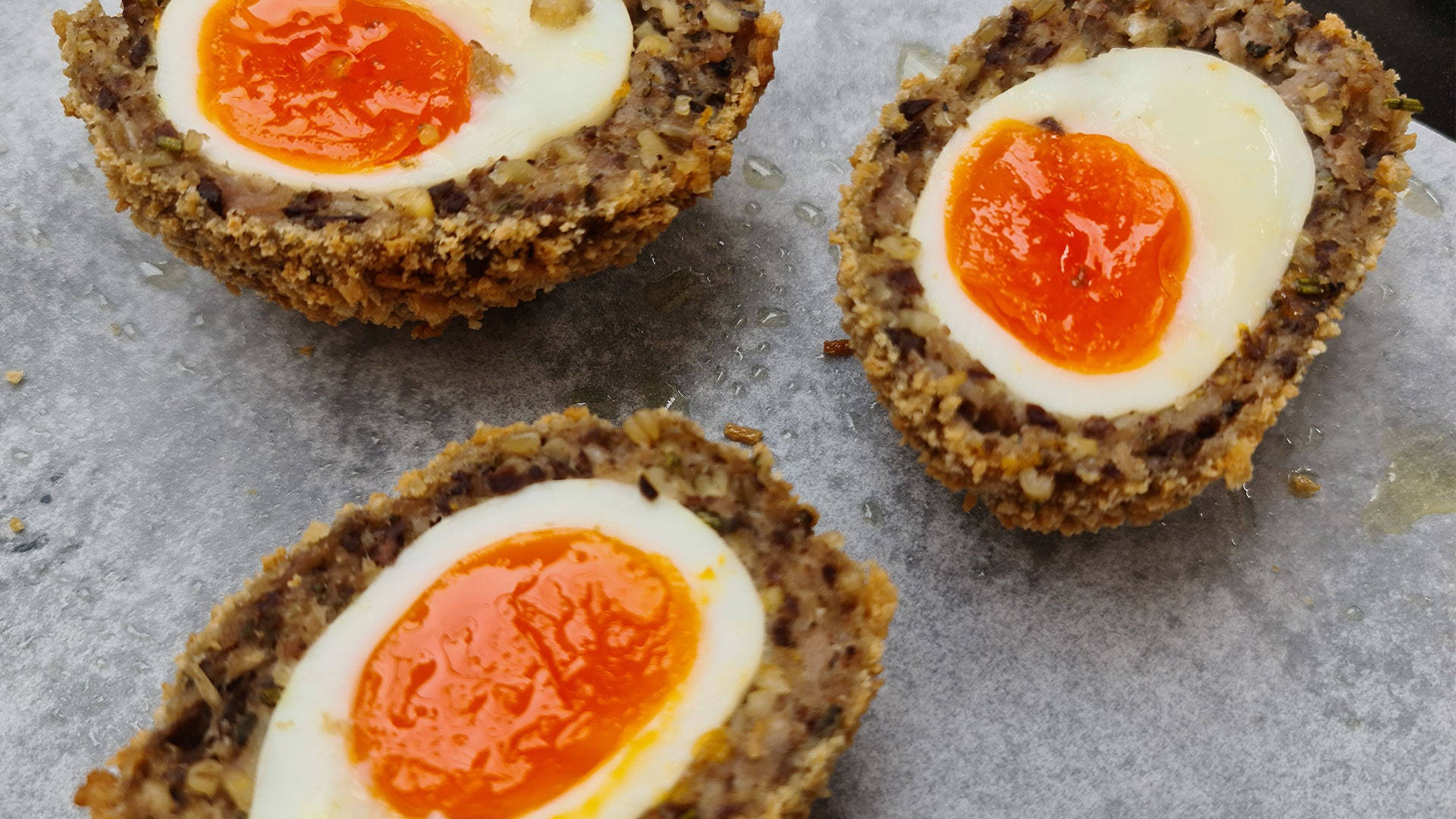 Läckratraditionella Brittiska Scotch Eggs-rätter På Papper. (assuming This Is Meant To Be A Description Of The Wallpaper Image, Not Sure How Scotch Eggs Fit Into A Computer Or Mobile Wallpaper Though!) Wallpaper