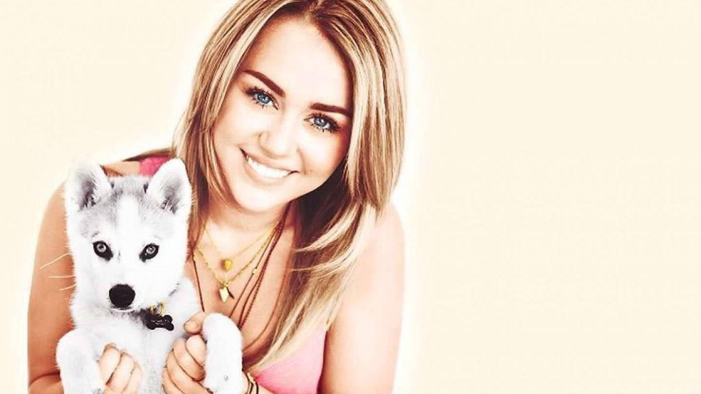 Delightful Miley Cyrus And Puppy